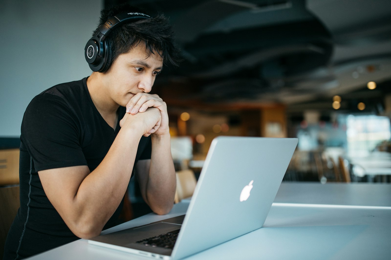 Konzentrierte:r Studierende:r am Laptop
